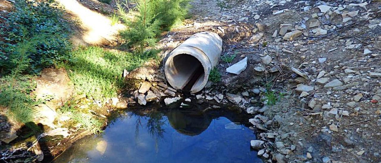 Aliviadero y aguas fecales estancadas en Charco Amargo. |