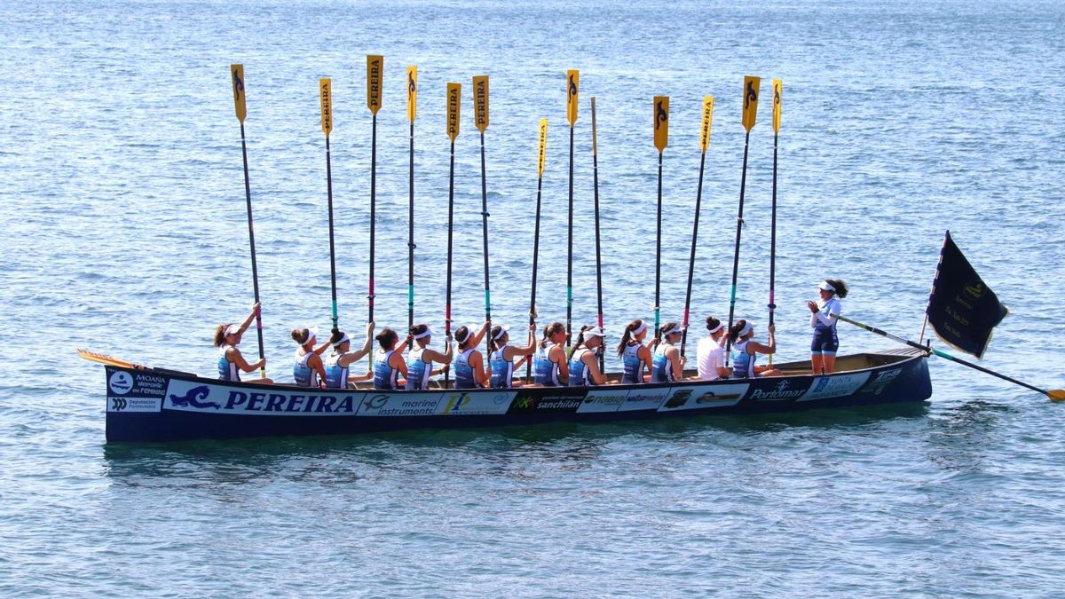 La trainera femenina de Tirán celebra su victoria en el Memorial Ruly.