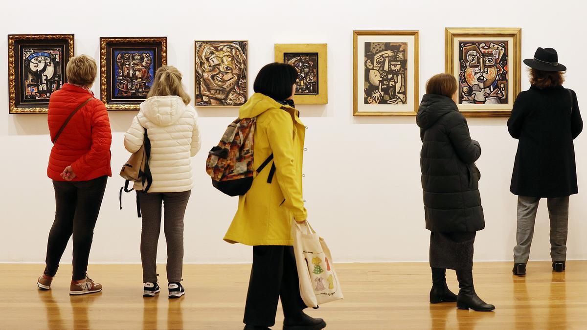 Visitantes en la exposición “Laxeiro y el arte de su época” en el MARCO