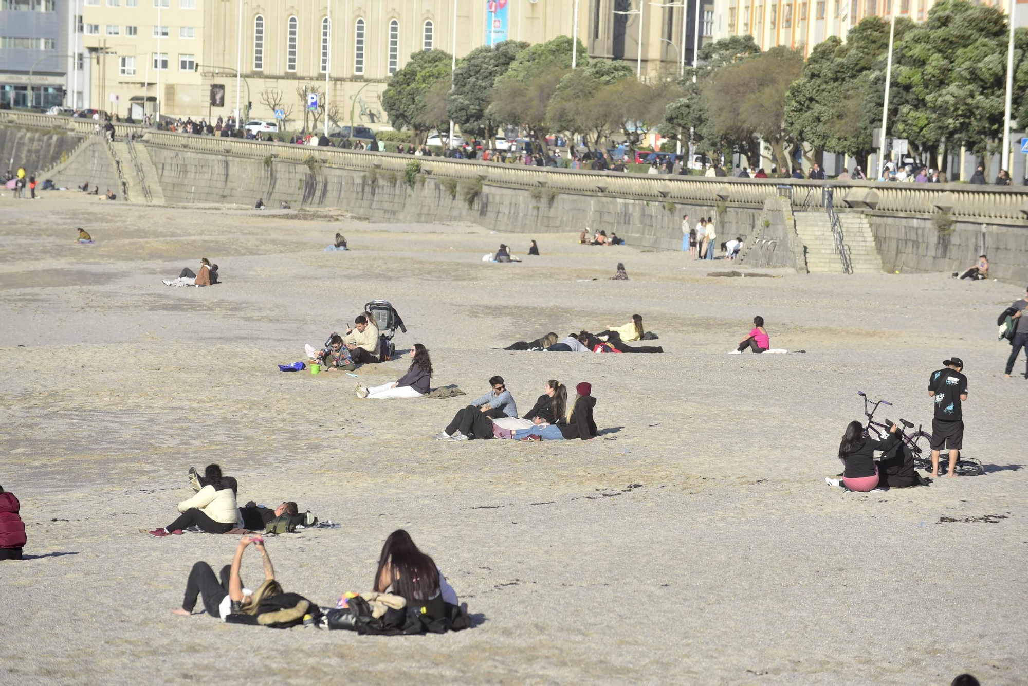 Las temperaturas agradables animan a los coruñeses a acercarse a las playas