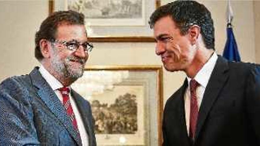 Rajoy i Sánchez se saluden poc abans de començar la seva reunió a la Moncloa.