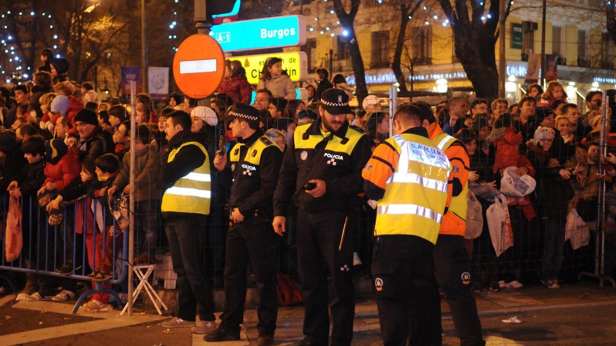 Archivo - Policía Municipal con público asistente a la cabalgata de Reyes Magos de Madrid