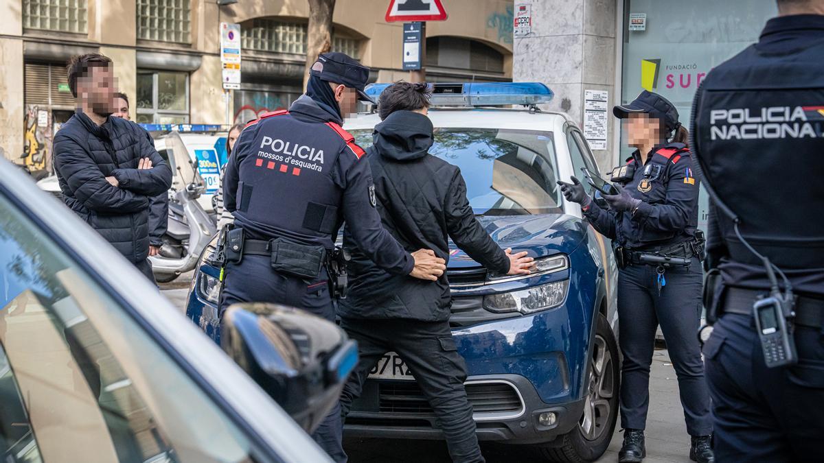 Mil agentes se despliegan en Barcelona, Badalona y LHospitalet en un macrodispositivo contra la multirreincidencia