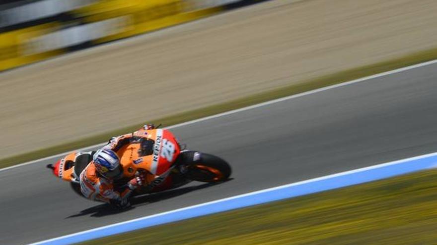 Pedrosa gana en Jerez, Márquez se toca con Lorenzo y es líder del mundial