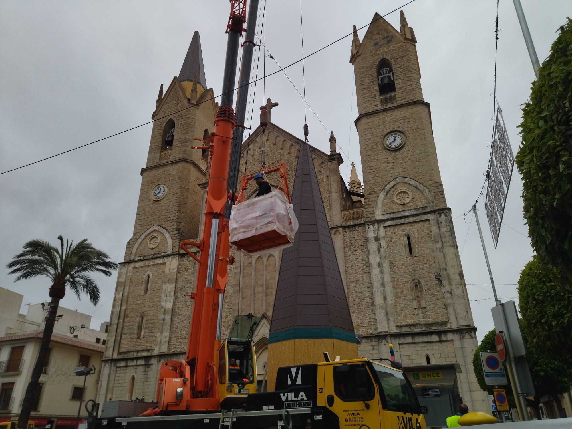 Así se han subido los pináculos a las torres de la basílica de Benissa (imágenes)
