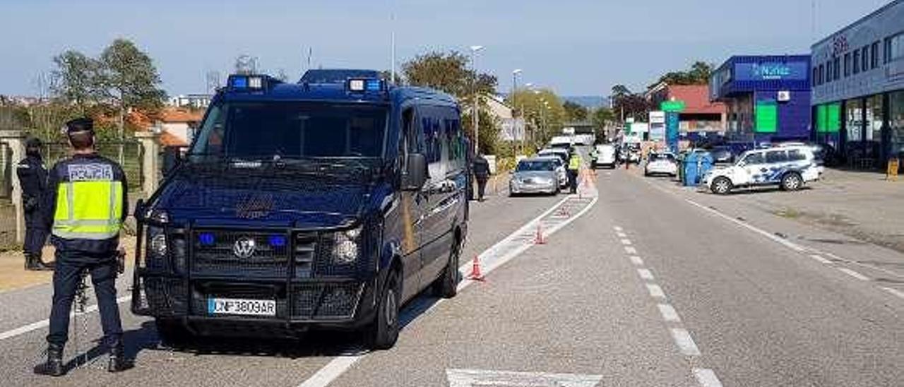 Uno de los controles policiales desplegados ayer. // P. N.