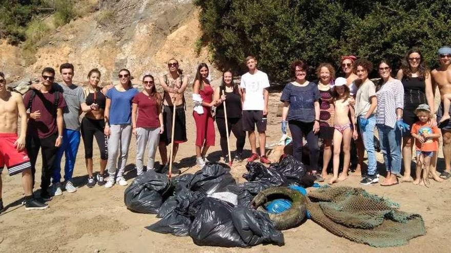 Voluntarios retiran quince sacos de basura de la playa de Canide