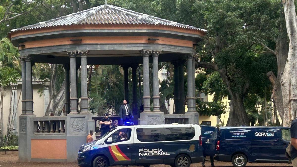 Agentes de la Policía Nacional y personal de Servisa en la Plaza del Príncipe