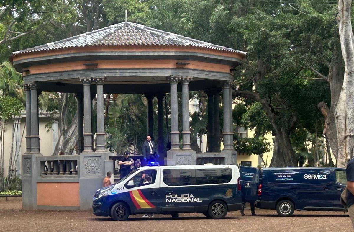 Agentes de la Policía Nacional y personal de Servisa en la Plaza del Príncipe