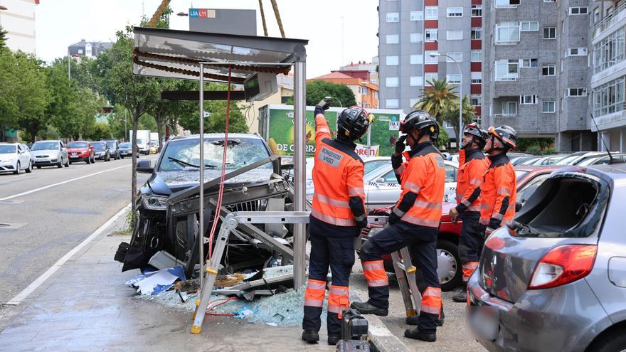 Un coche arrasa una marquesina en Vigo y causa cuatro heridos, uno grave