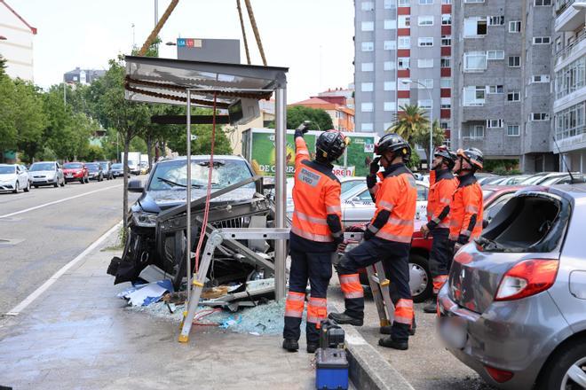 Un coche arrasa una marquesina en Vigo y causa cuatro heridos, uno grave