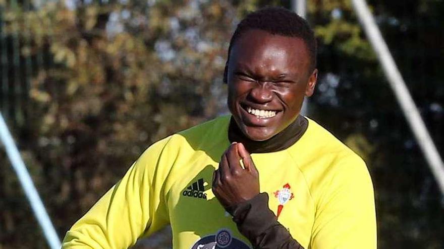 Pione Sisto, ayer, durante el entrenamiento que el Celta celebró en A Madroa. // Marta G.Brea