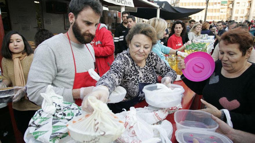 El actor malagueño Dani Rovira en pleno reparto con el resto de voluntarios de la asociación para entregar a tiempo todos los menús.