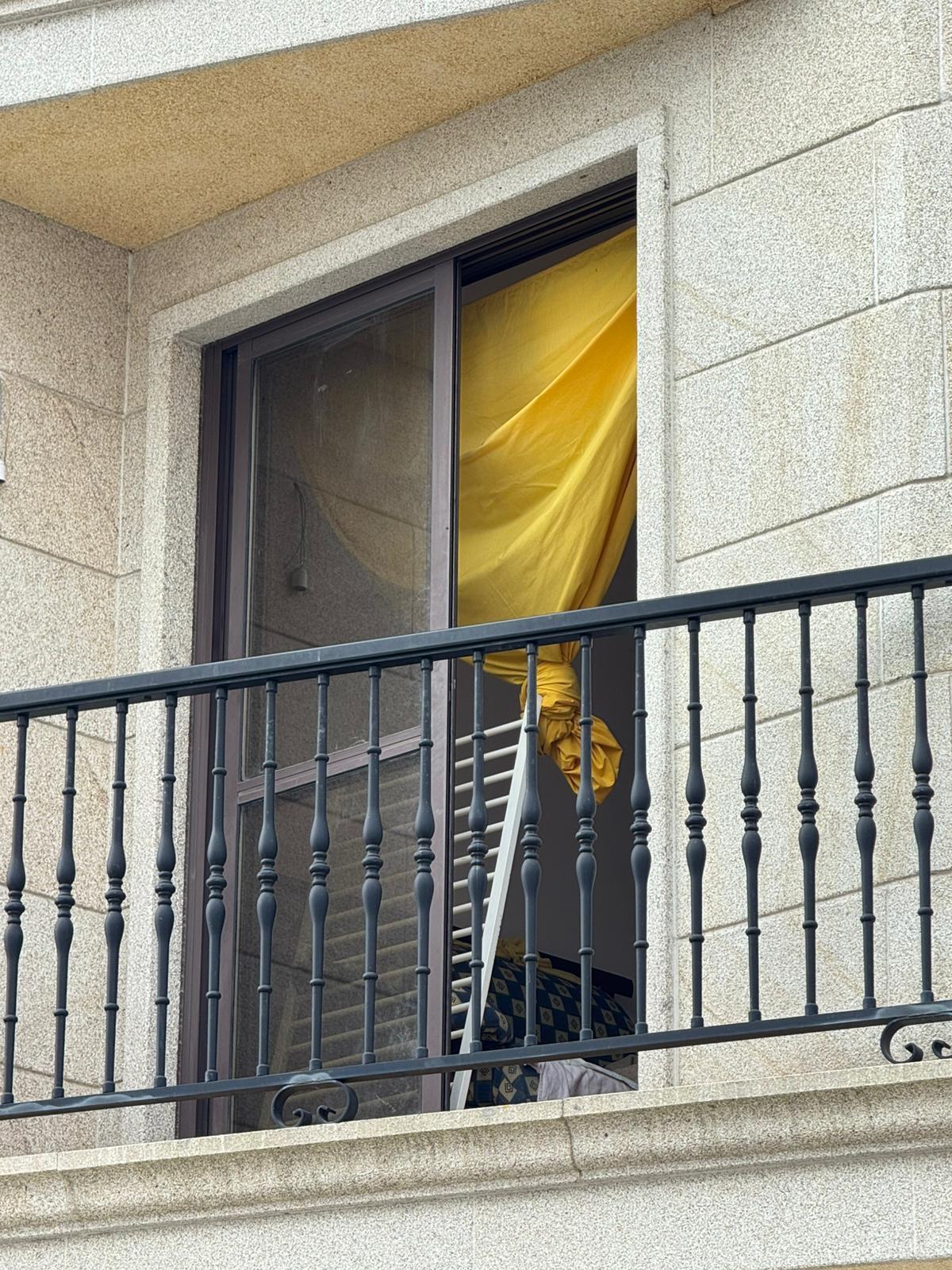 Ventana de uno de los pisos okupados.