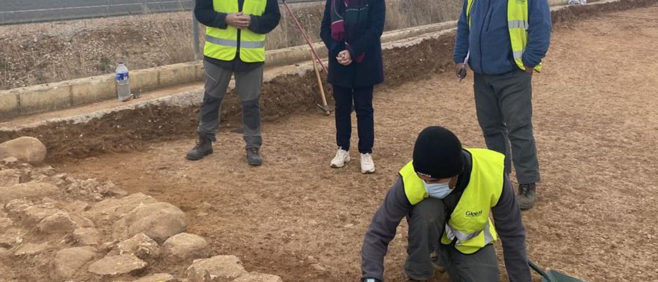 La alcaldesa, Xaro Miralles, visitó ayer las actuaciones en el yacimiento.  | ALBA BOIX