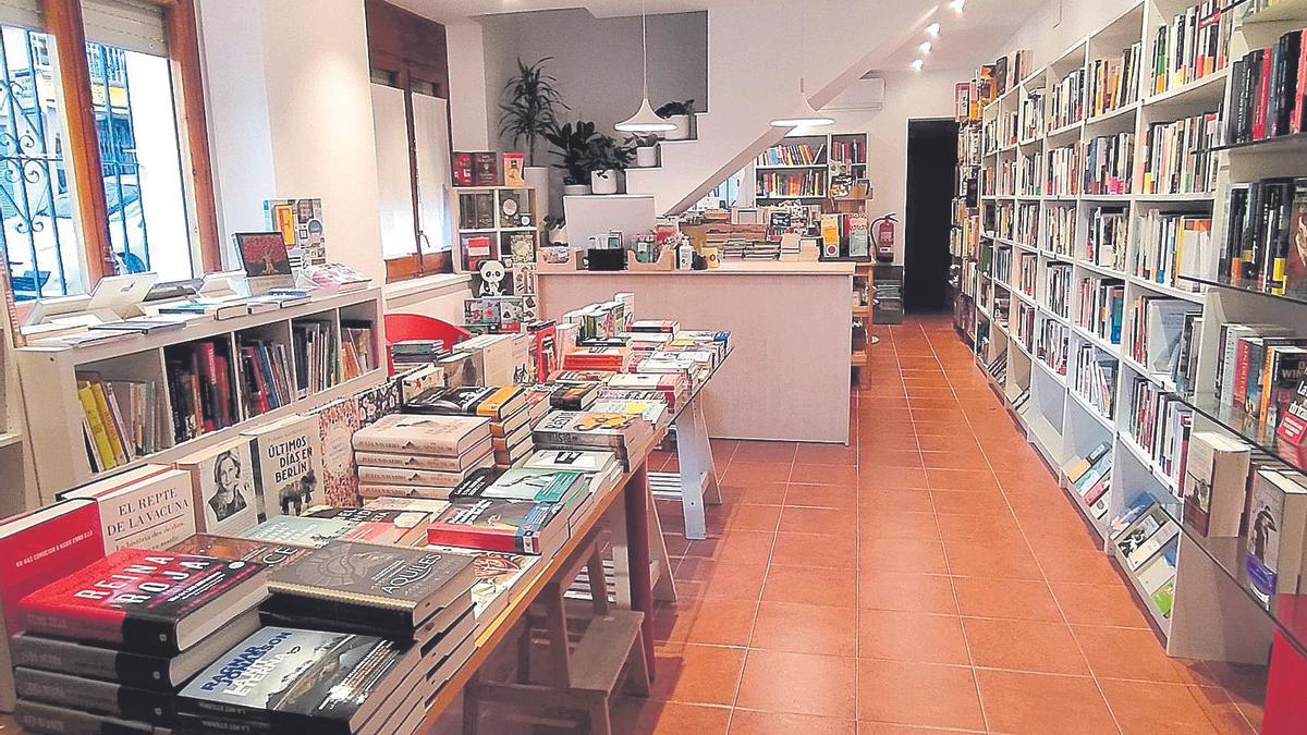 Interior de la librería QuatreCincU, en Alella (Barcelona)