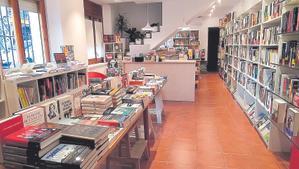 Interior de la librería QuatreCincU, en Alella (Barcelona)