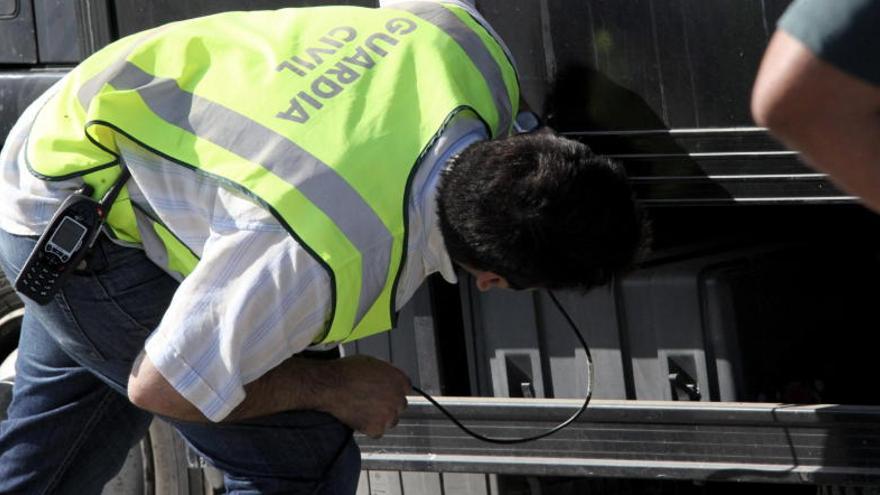 Agentes inspeccionan un camión en la &#039;Operación Feriante&#039;.