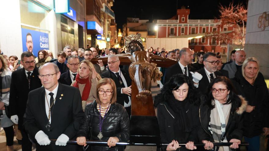 El Cristo del Hospital regresa a su capilla portado por devotos de Vila-real