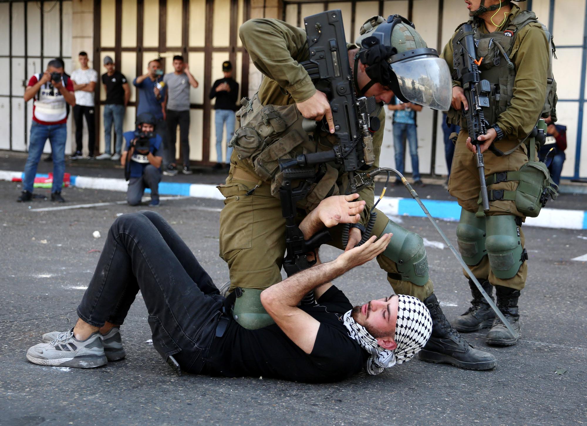 Los palestinos chocan con las fuerzas israelíes en la ciudad cisjordana de Hebrón