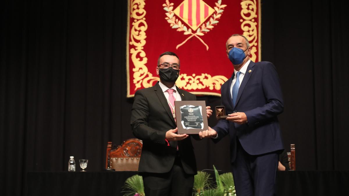 El presidente del colectivo, Pasqual Broch, recibe la medalla de parte del alcalde.