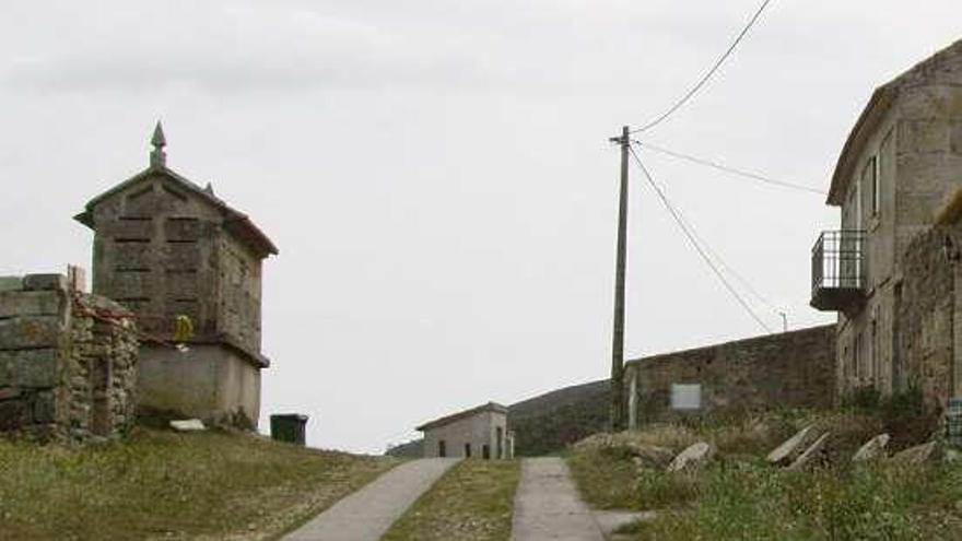 Una vivienda y en frente un hórreo en la isla de Ons.  // G.Núñez