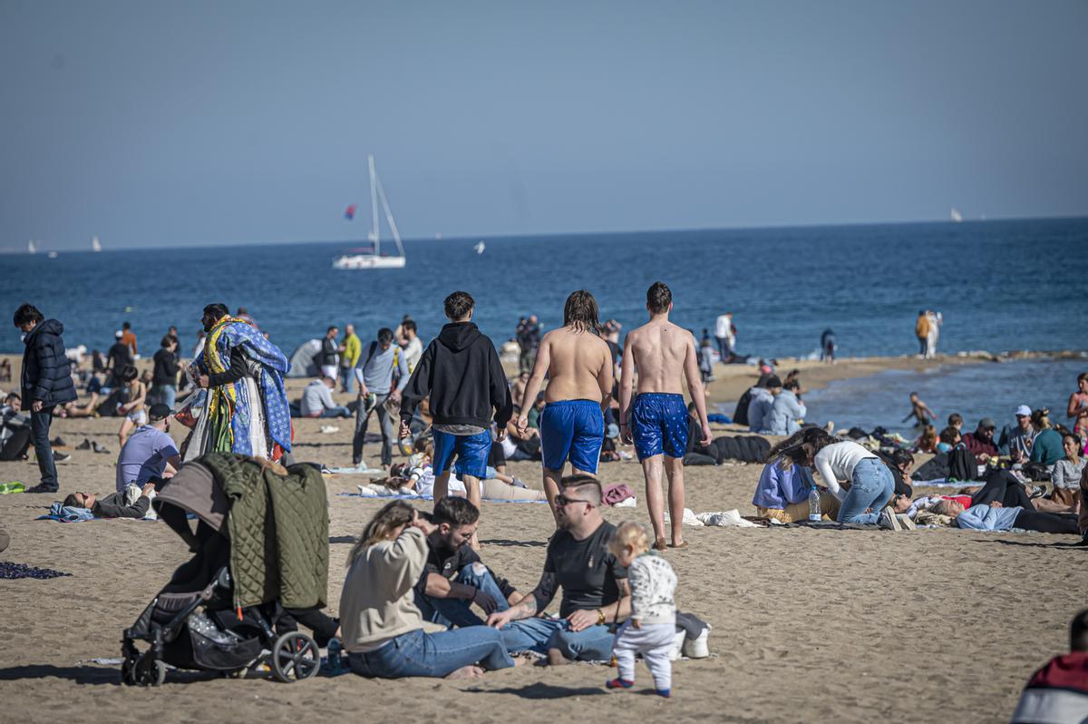 Los barceloneses acuden en masa a las playas de la ciudad para disfrutar del último día primaveral antes de la llegada del frío