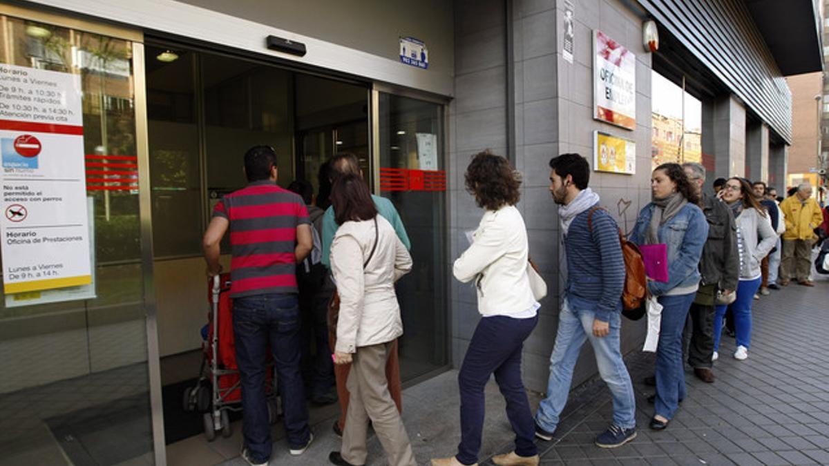Ciudadanos en paro entran en una oficina de empleo de Madrid, este jueves.