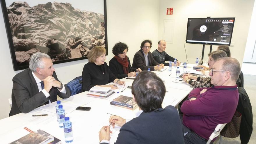 Por la izquierda, Jaime Rojo, Mariví Monteserín, Berta Piñán, Carlos Cuadros, Pablo León y en el lado derecho de la mesa, en primer término, de espaldas, Manuel Calero, Santiago Rodríguez Vega, Graciela Blanco, Yolanda Alonso y Andrea Suárez. | María Fuentes