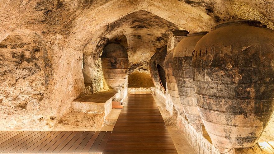 El subsuelo de Bodegas Murviedro es un laberinto de cuevas subterráneas que antaño fueron empleadas como almacén.