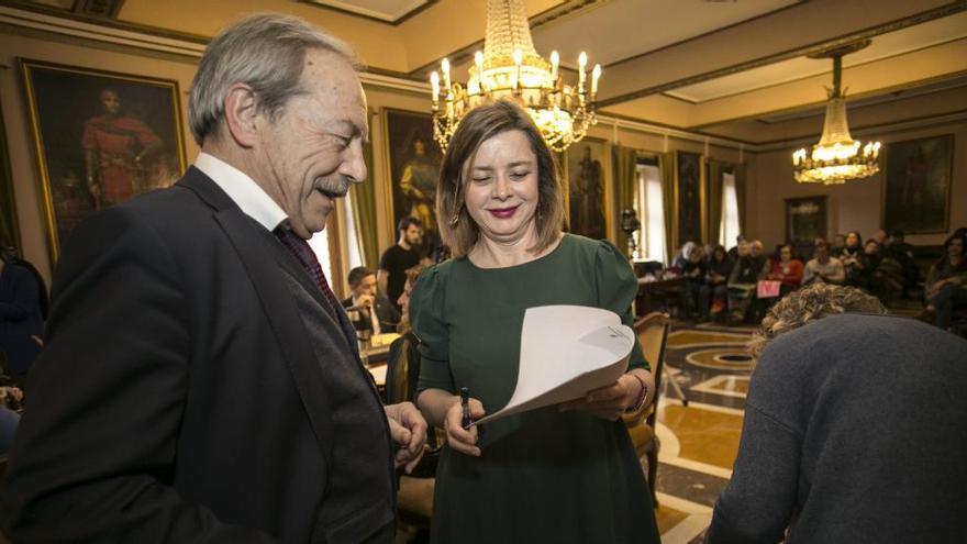 Ana Taboada habla con Wenceslao López en el Pleno de ayer