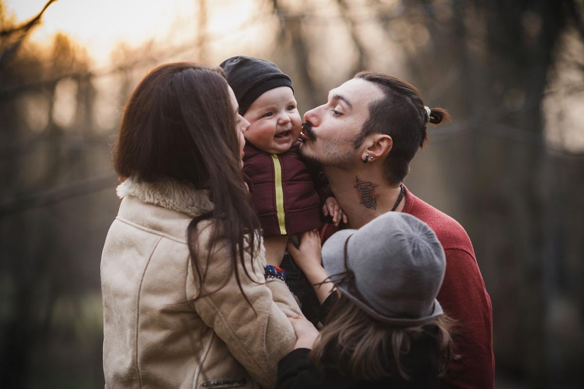 Dos padres, con sus hijos.