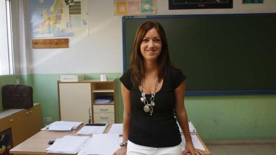 La profesora Carmen María Retamero en el aula donde da clase.