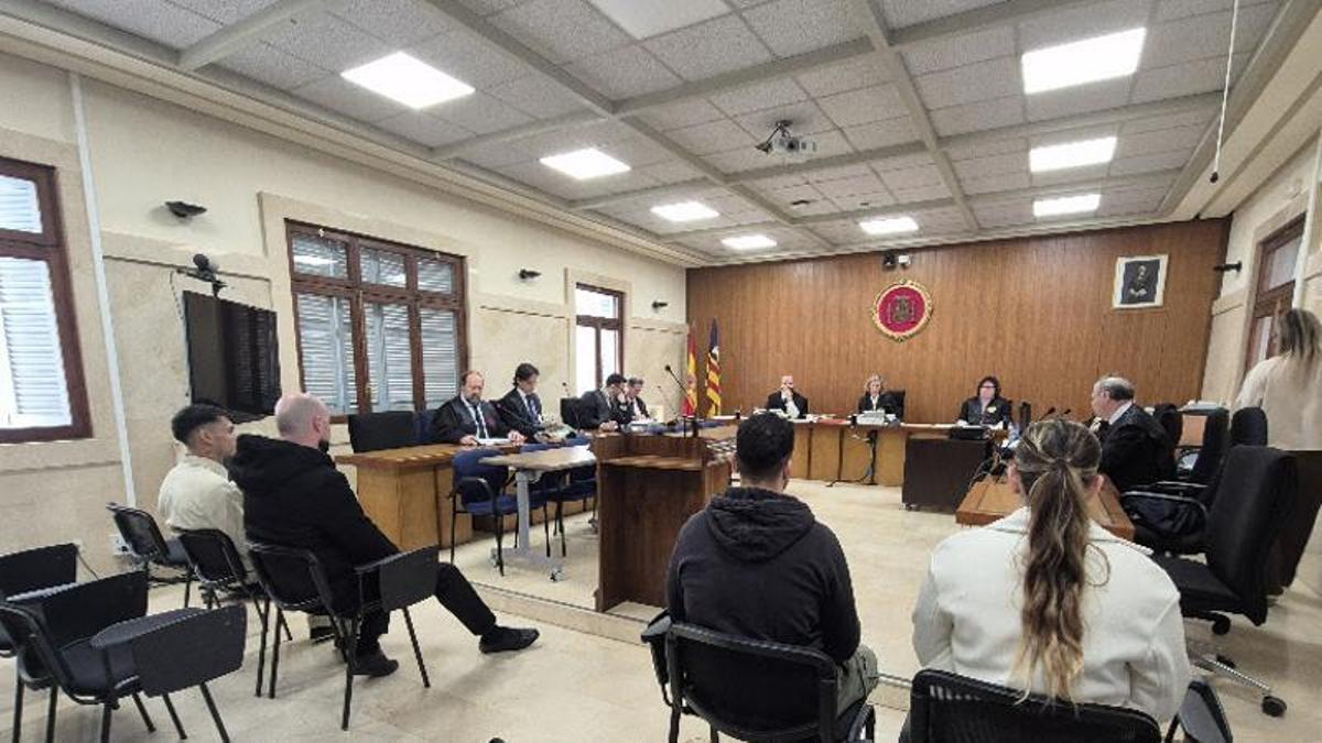 El youtuber El patrón Cortés, a la izquierda, con los otros tres condenados en la Audiencia de Palma.