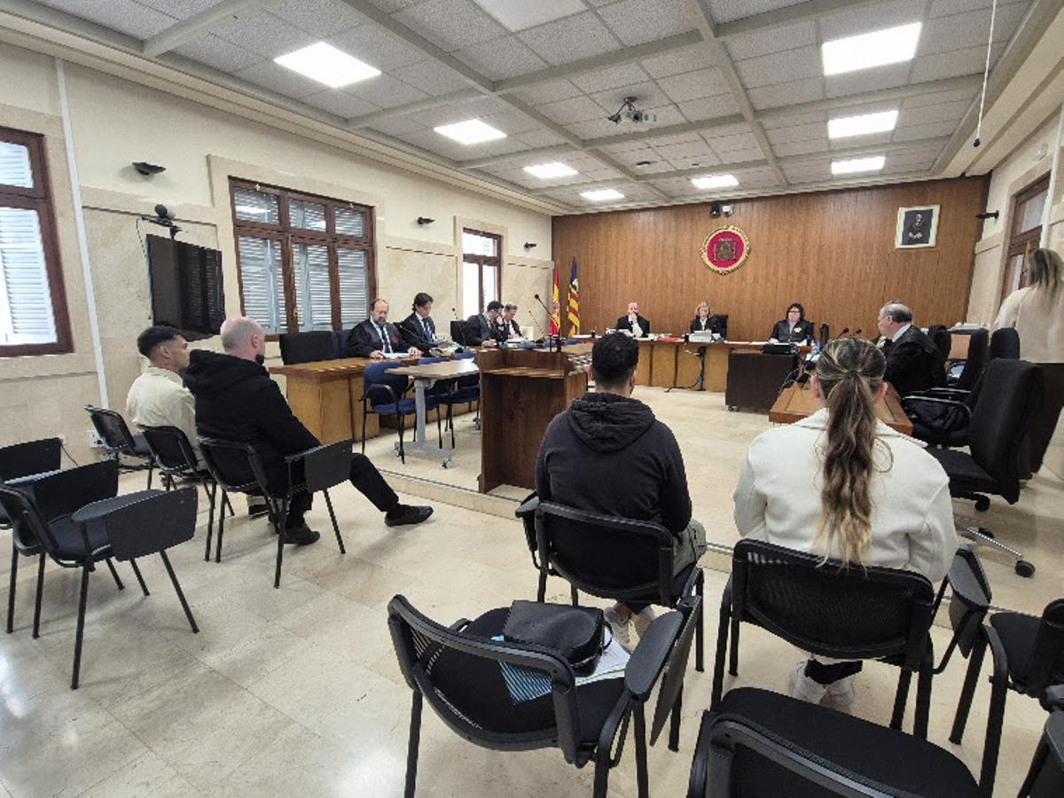 El youtuber El patrón Cortés, a la izquierda, con los otros tres condenados en la Audiencia de Palma.