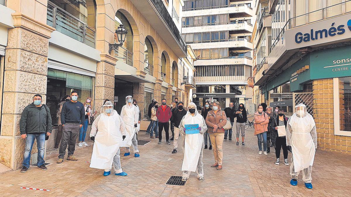 Una representación de comerciantes, tras  presentar su instancia.