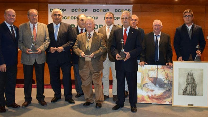 Foto de familia con todos los premiados, el presidente de Dcoop, Antonio Luque, y los representantes de las distintas administraciones.