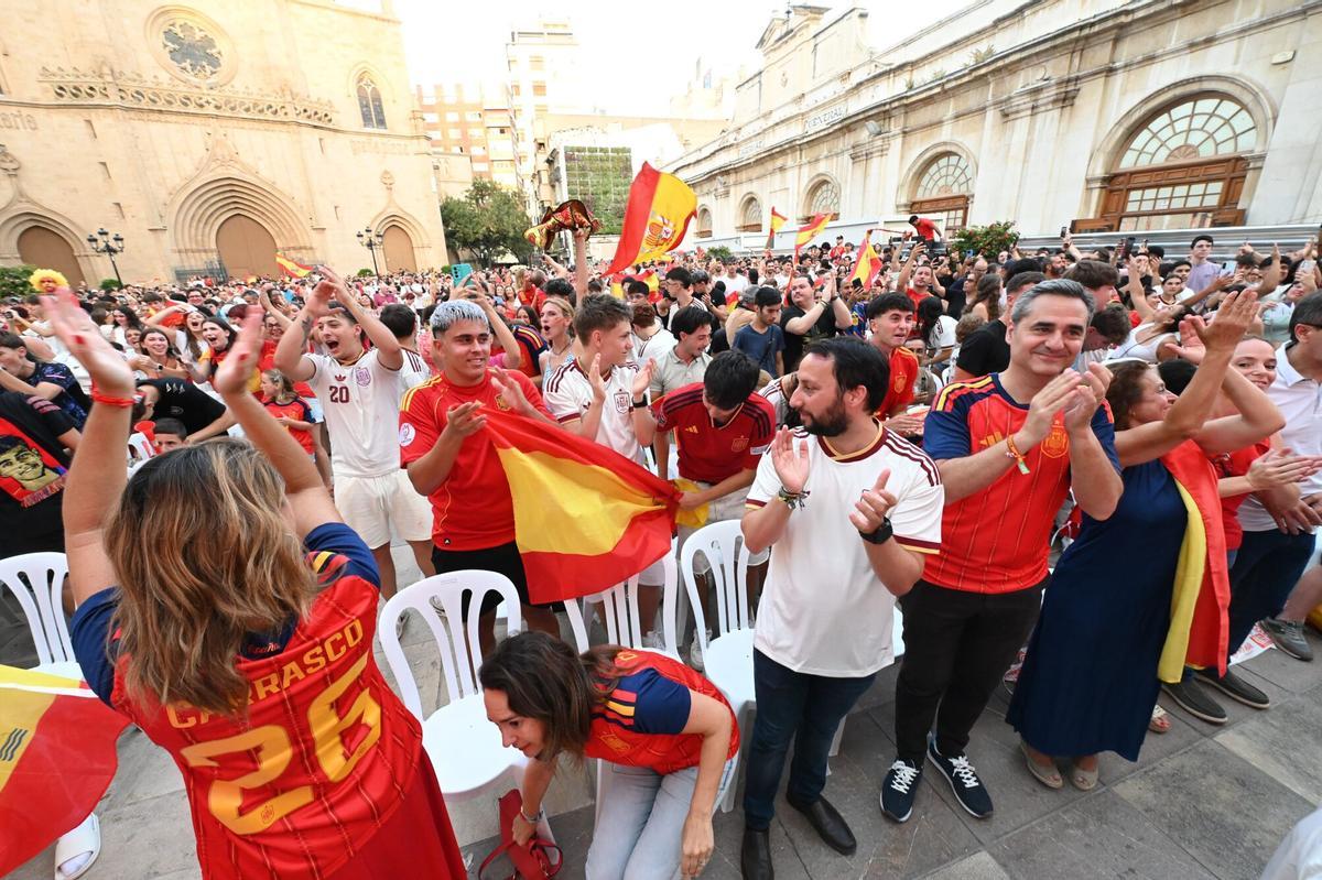 Los aficionados vibran desde la Plaza Mayor. Los aficionados vibran desde la Plaza Mayor.