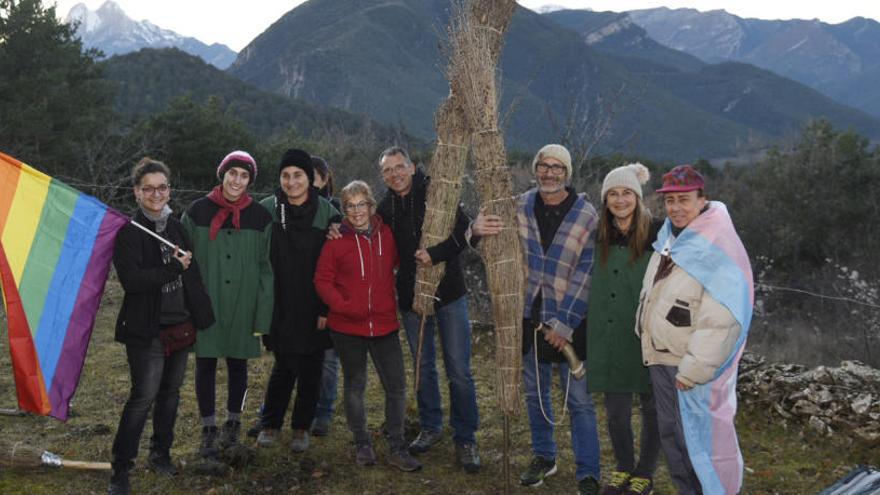 Activistes LGTBI i simpatitzants  fotografiats al Clos de Cerdanyola amb les banderes que identifiquen al col·lectiu