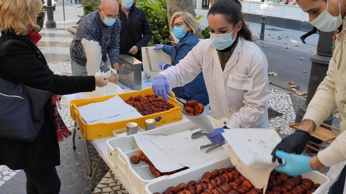 Las buñoleras  vuelven a las calles  de Gandia