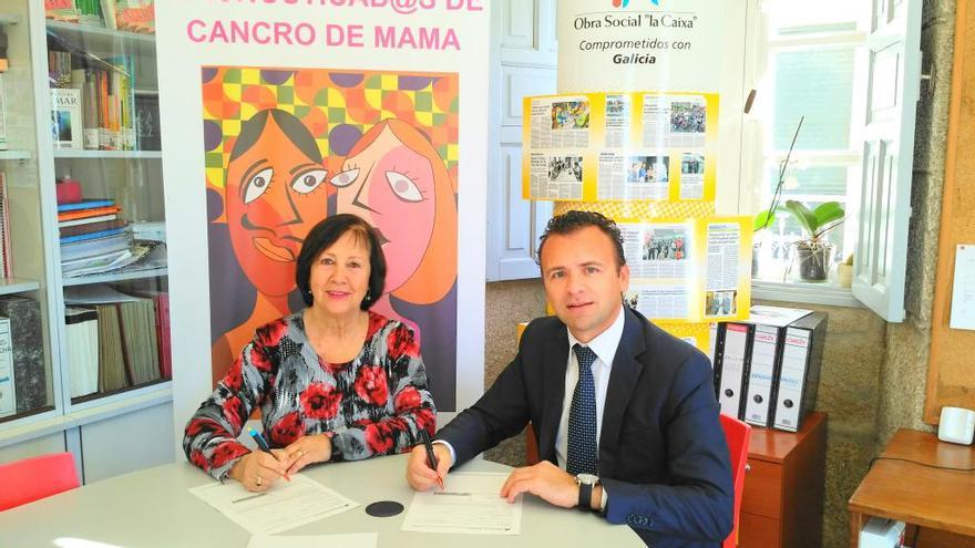 La presidenta de Adicam, Olga Sotelo, en la firma con el director de La Caixa en Cangas, José Manuel Malvido.//