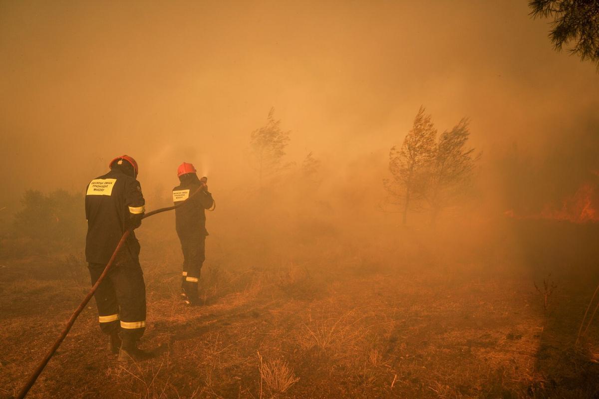 Dos grandes incencios cerca de Atenas obligan a evacuar a miles de personas