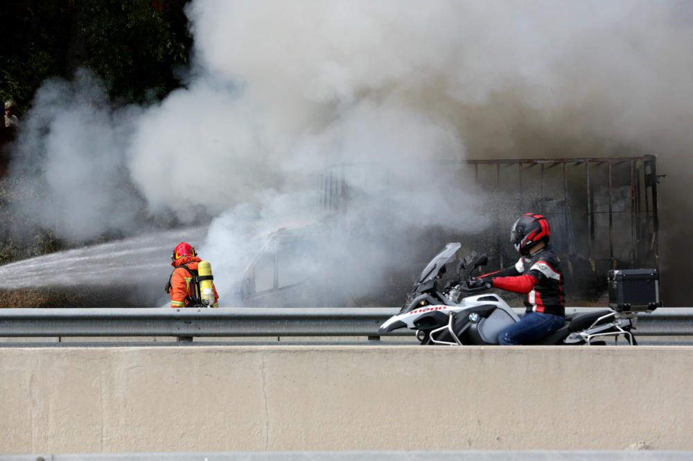 Arde un camión en la CV-35 en Paterna