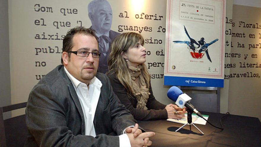 El regidor de Festes i la de Comunicació de Santa Coloma, a la presentació.