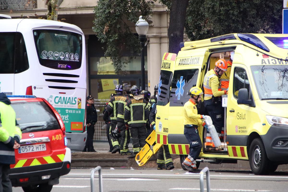 Más de treinta personas han resultado heridas de diversa consideración, dos de ellas en estado crítico, al chocar dos autocares en la avenida Diagonal de Barcelona 