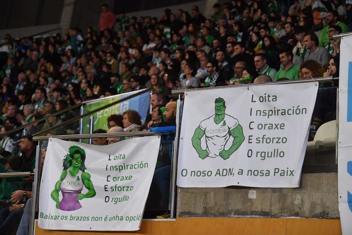 Pancartas del grupo Hulkerinos en el Palacio de Riazor.