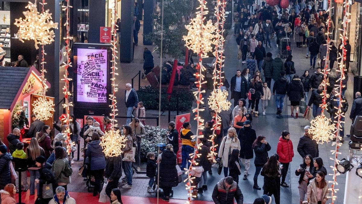 Ambiente de compras de Navidad en un centro comercial de Barcelona.
