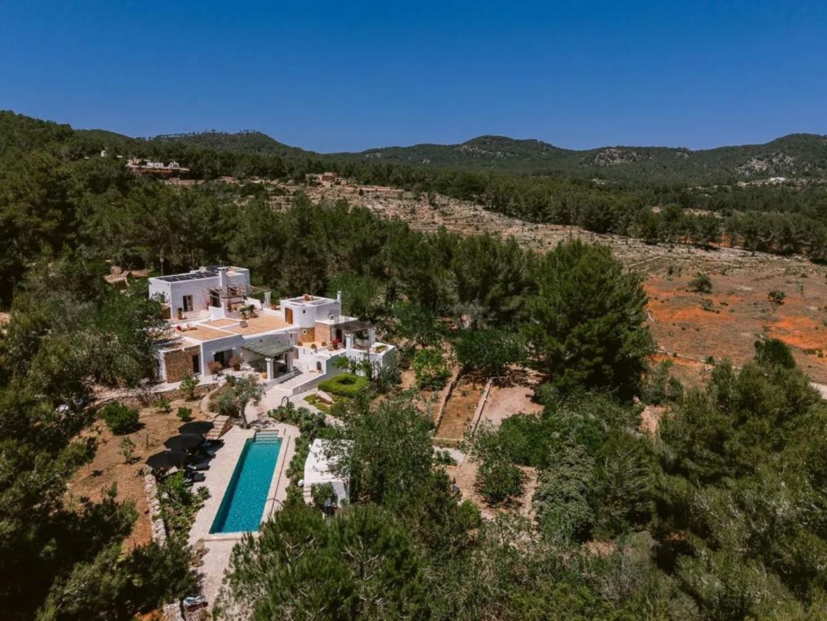 Así es una casa payesa del siglo XIX autosuficiente a la venta en Ibiza