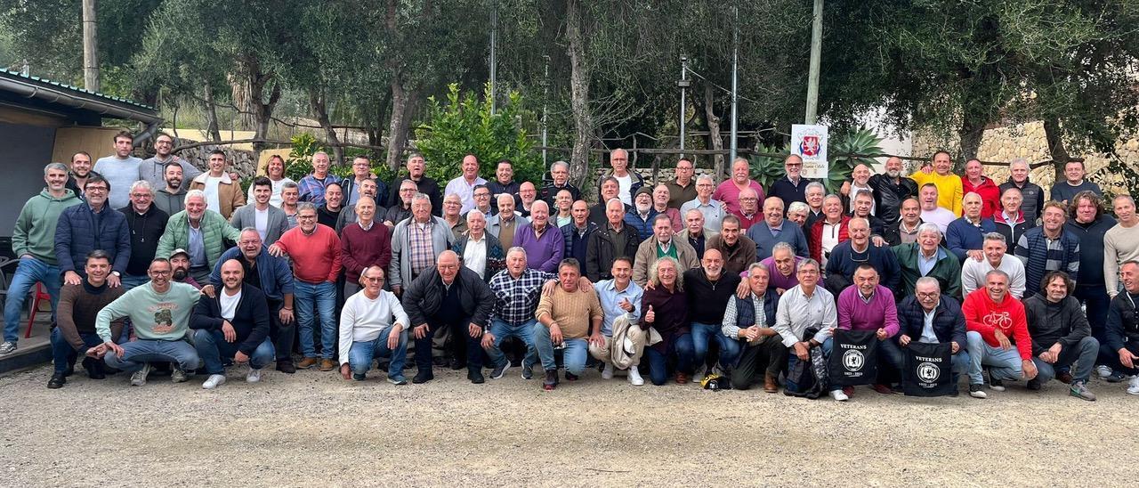 Imagen de familia de los participantes de la ‘I Trobada de exjugadores y directivos del Llosetense’