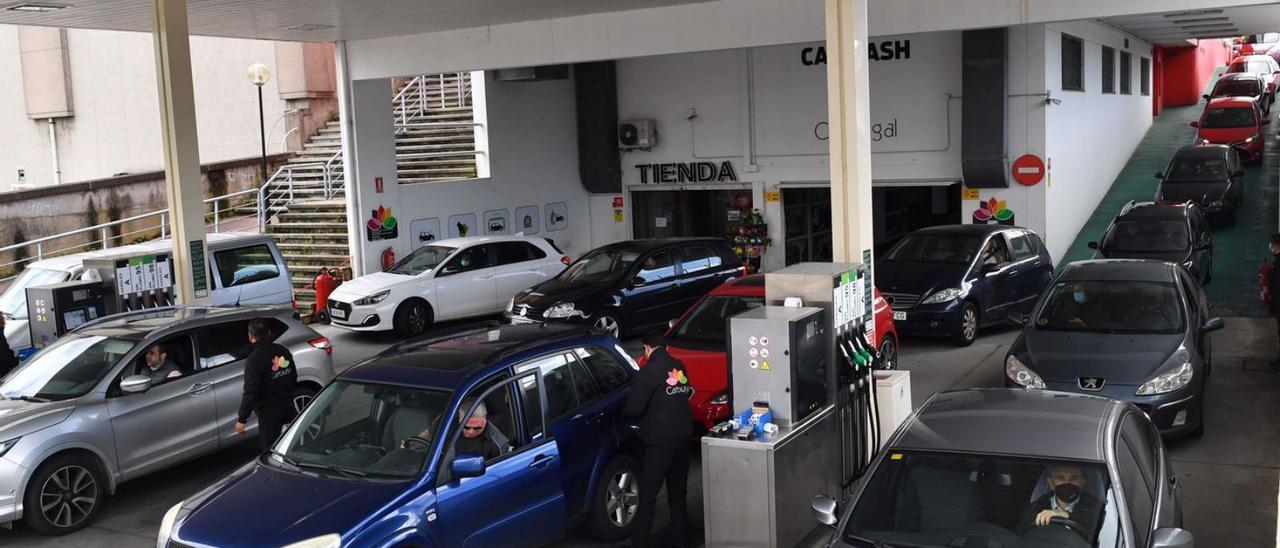 Gasolinera Carbugal, en la que se encuentra uno de los gasóleos más baratos de la ciudad.   | // VÍCTOR ECHAVE